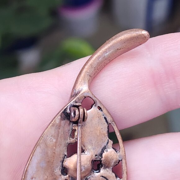Vintage Liz Claiborne Brass Tone Leaf Brooch with Rhinestones & Resin Details - Picture 11 of 11